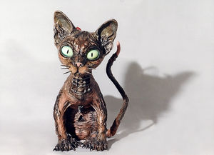 Niba scultura, Niba artist, gatto sphynx, rappresentato con abilità tecnica e precisione nella definizione dei dettagli meccanici, biomeccanoidi, anatomia dove ossa e giunture sono rimpiazzate da cavi metallici e ingranaggi fusi con muscoli e tendini. Organismo in cui metallo e carne si fondono. Fantascienza apocalittica,
Arte Biomeccanica, arte surreale che combina elementi umani/organici con elementi meccanici. Recanati, 1999,Niba artist, Niba scultura, Recanati, artista, scultrice italiana, arte contemporanea, arte figurativa, Terracotta, pottery, pop surreal art, surrealismo,
resina, fantasy, cyberpunk, protesi tecnologiche, identità mutante, confine tra finzione e realtà, cyborg che fonde perfettamente organismo e macchina, progressi tecnologici, biotecnologie, corpo mutante, immaginazione e realtà continuano a confondersi, fantascienza, cibernetica, robotica, telematica, biotecnologie, società postindustriali, biomeccanoidi, macchine organiche, organismo futuribile in cui metallo e carne si fondono, fantascienza post Humana, arte biomeccanica, organismo cibernetico