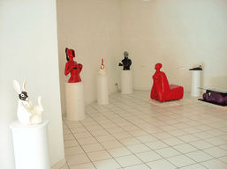 Mondo Bizzarro Gallery Bologna, maggio 2004 presenta prima mostra di scultura. Recanatese Nibartist Tematiche feticiste e trasgressive in chiave mitico-fiabesca.Prima personale, Following the White Rabbit. Plastic Pleasure. Ritratti di donne mezzo busto in latex lucente. Rubber Rabbit, conigli bianchi in tute in lattice. Ironia di gusto pop. Mobili art-design tributo all’opera di Allen Jones.