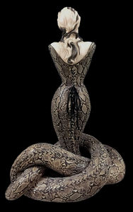 Ophidia, chimera, estasi, turbamento. Dea donna. Metamorfosi compiuta, vittima morso di serpente al collo. Volto dolce, testa reclinata, occhi socchiusi, bocca sensuale semiaperta. Simbologia religiosa, espressione estatica, tensione fra dolore e piacere. Esperienza mistica. Scultura e serpente stessa cosa, condividono il potere che divora e rigenera se stesso, natura ciclica, inizio fine. Energia universale si consuma e rinnova all’infinito. Niba artista, scultrice. Torre Civica. Recanati. Niba artist, Niba scultura, Recanati, artista, scultrice italiana, arte contemporanea, arte figurativa, Terracotta, pottery, pop surreal art