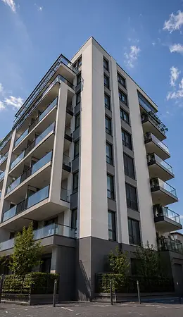 Edificio residenziale visto dal basso in un contesto pulito