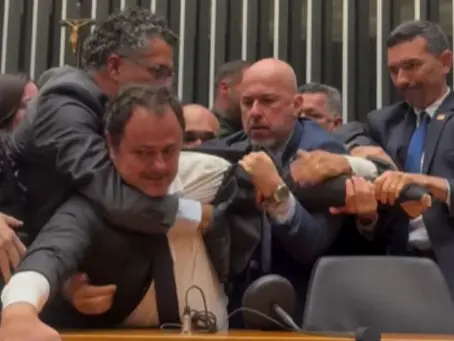 Deputado Glauber Braga é retirado à força após ocupar cadeira da presidência da Câmara