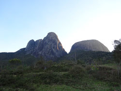 Três Picos e Capacete