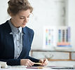 mujer-comparando-colores_1163-1053.jpg