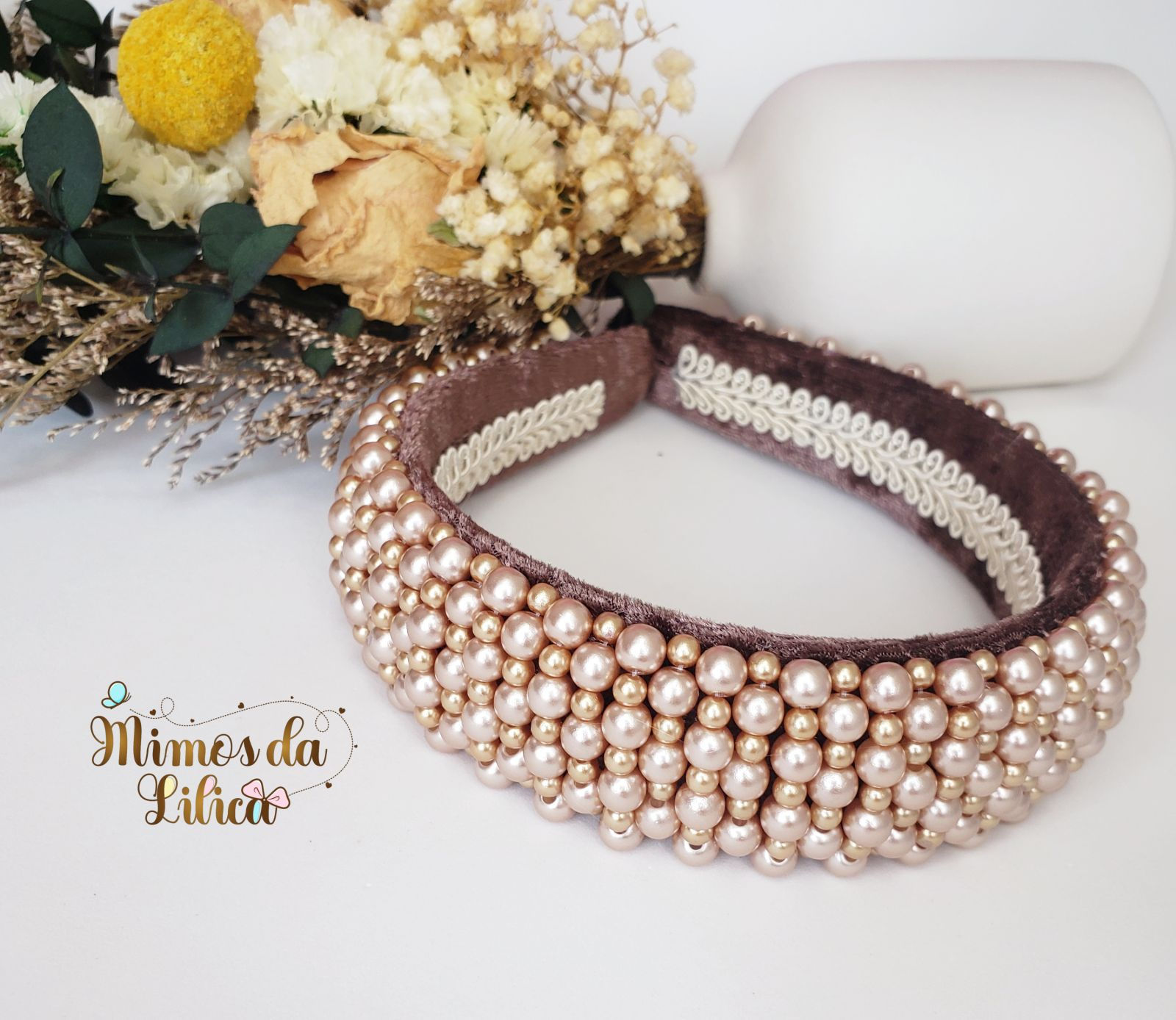 Tiara Larga de Veludo Bordada com Pérolas Nude e Dourada