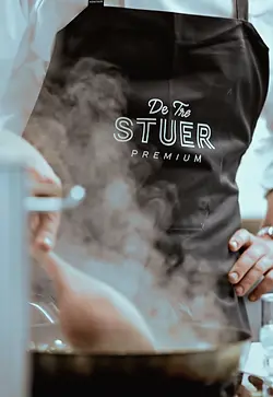 Kjøita Atrium-kokk anretter kremet gourmetrett. Catering, møter & selskaper i Kristiansand. #Gourmet #Catering #Møtemat