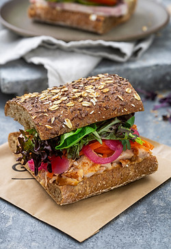 Fersk multigrainsandwich m/sprø grønt & kremet pålegg hos Kjøita Atrium. Perfekt lunsj! Sunn & hjemmelaget. #KjøitaAtrium