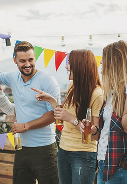 Festlig utepynt hos Kjøita Atrium skaper hyggelig stemning for sommer/afterwork! #KjøitaAtrium #Uteplass #Event