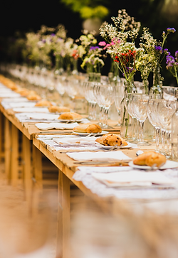 Bryllupsbord m/blomster & elegant dekor. Perfekt for selskap/feiring! #Bryllup #Borddekking #Eventdekor