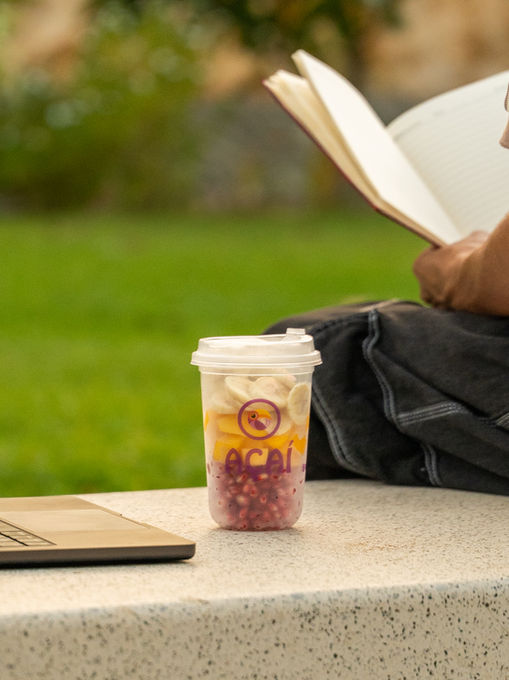Cup of bubble tea on a ledge outdoors.