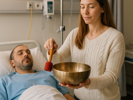 Un patient dans un lit d'hôpital en séance de bol tibétain