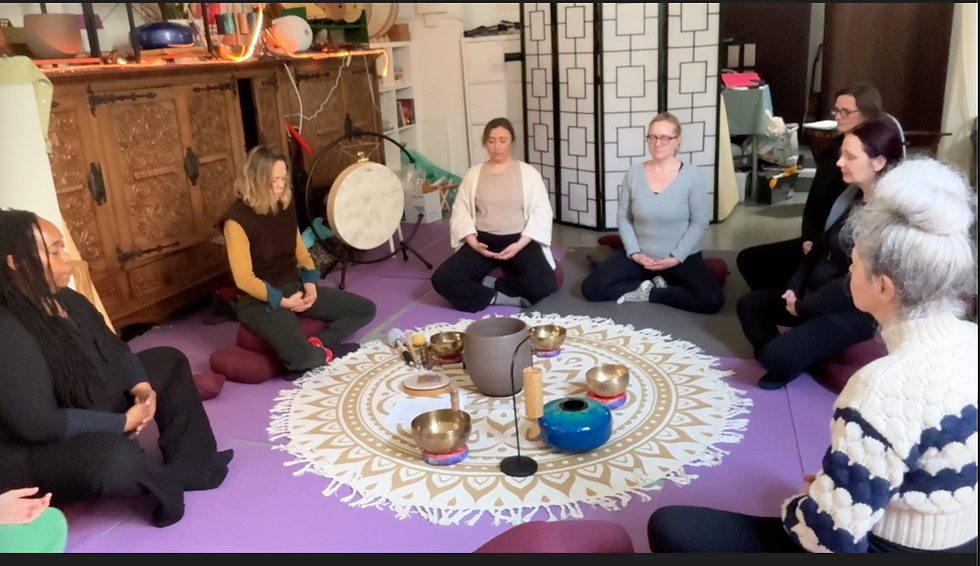 Méditation de la Terre en posture assise, symbole de la montage ou de la pyramide.