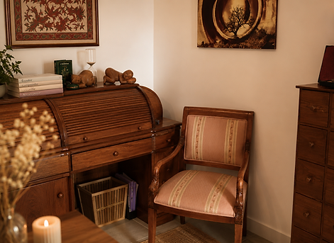 Cabinet chaleureux et apaisant de Nathalie Giraud Desforges avec mobilier en bois, fauteuil d’écoute et ambiance cocooning propice à l’échange, à l’introspection et au bien-être relationnel.