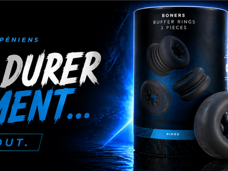 Bannière promotionnelle des anneaux péniens Boner avec packaging et cockrings sur fond sombre bleu lumineux, mettant en avant le contrôle et la durée du plaisir