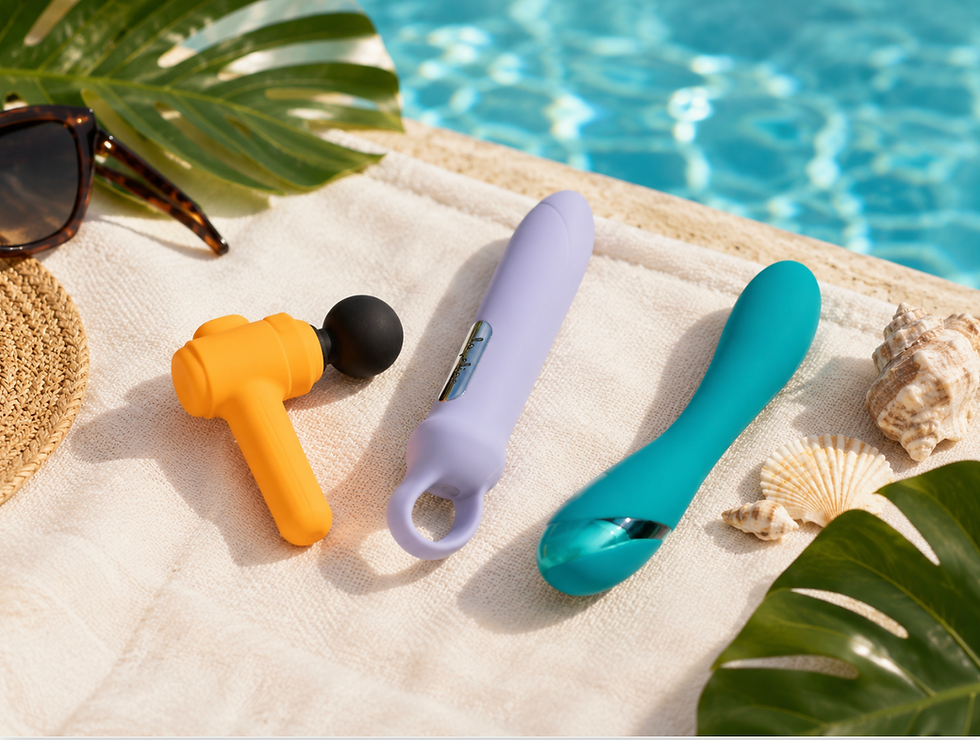 Trois sextoys colorés présentés au bord d’une piscine.