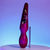 Vidéo Vibromasseur Pleaser Wand Vibro Tapping Techno violet posé verticalement sur fond dégradé violet et bleu