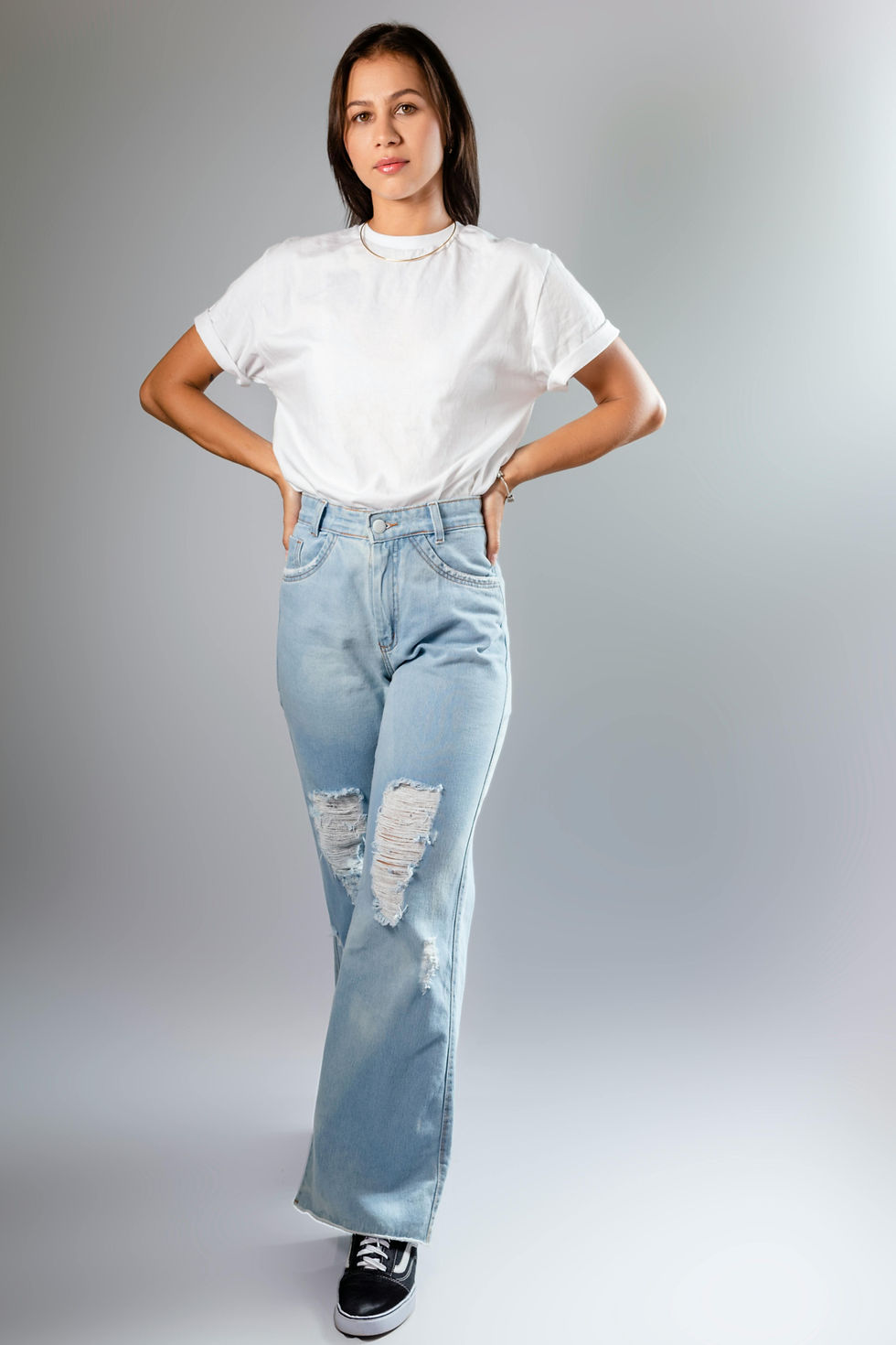 Woman wearing a white t-shirt and blue jeans as a simple everyday outfit.