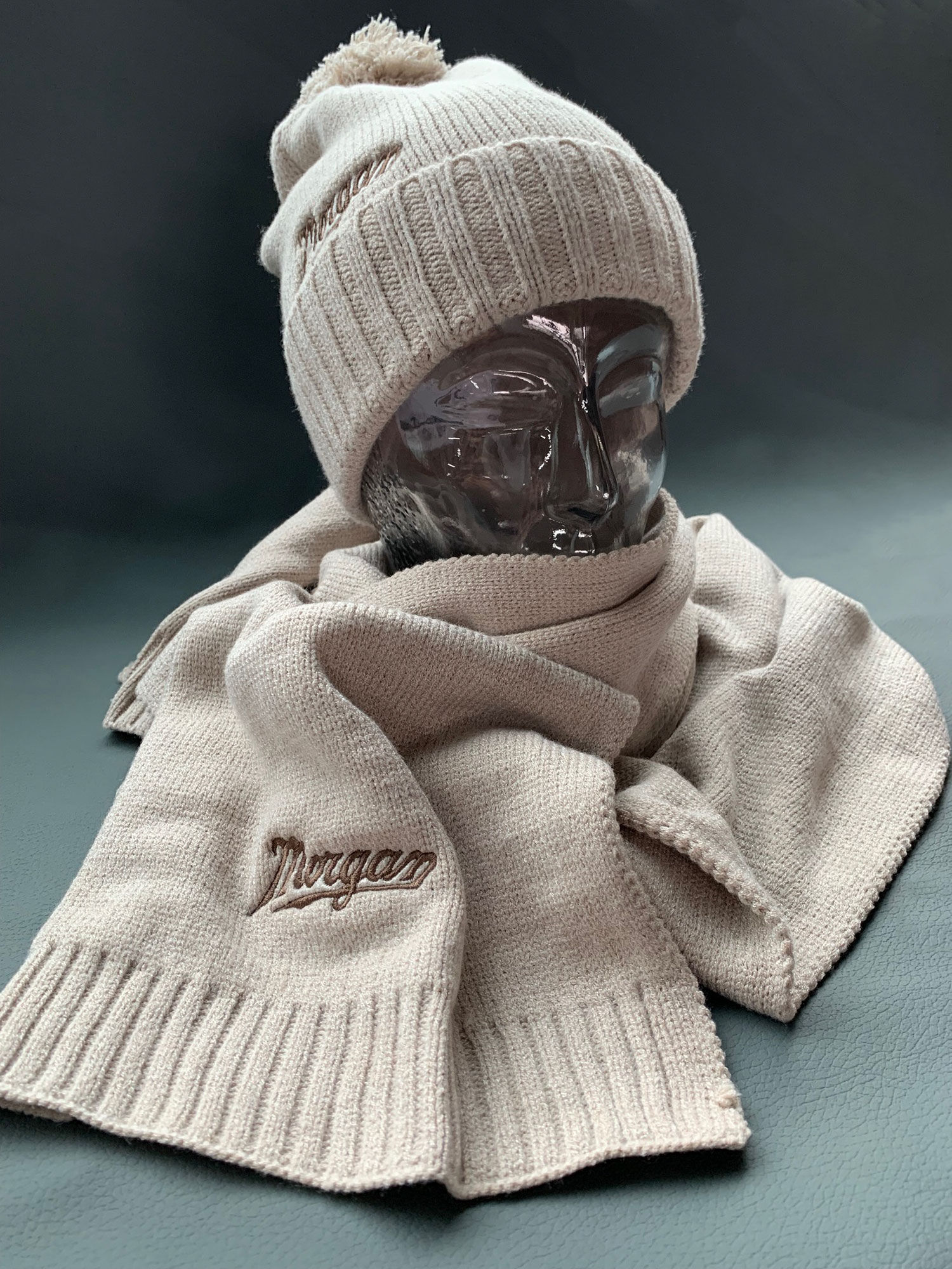 Strickmütze und Schal