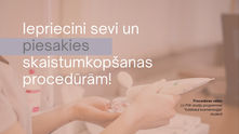 Kosmetologs ar krēmu rokās