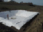 Installation du géotextile pour réhabiliter la mare
