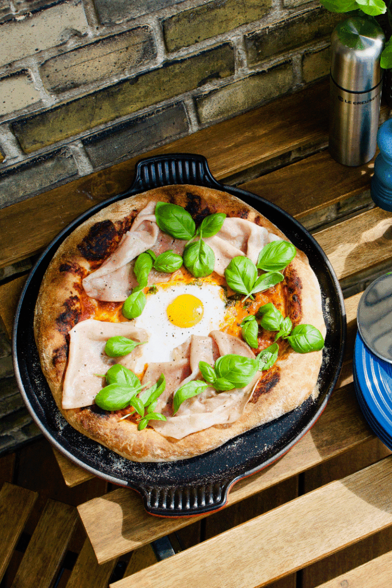gadtoft_visholm_no_9_pizza_bianco_med_mortadella_spejlaeg_og_frisk_basilikum_3-768x1152.gi