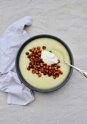 Leder du efter en vegetarisk aftensmad, så skal du prøve denne blomkålssuppe med sprøde kikærter og creme fraiche på toppen.