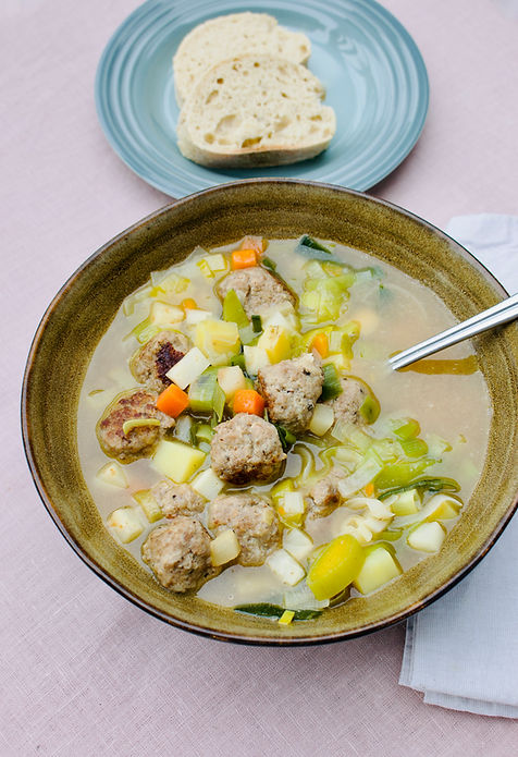 Oksekødssuppe med hvidløgsflute