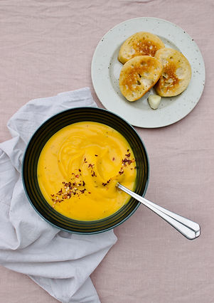 Græskarsuppe er en klassiker når efteråret kommer og græskar er i sæson. Lav en stor portion, og frys halvdelen ned.