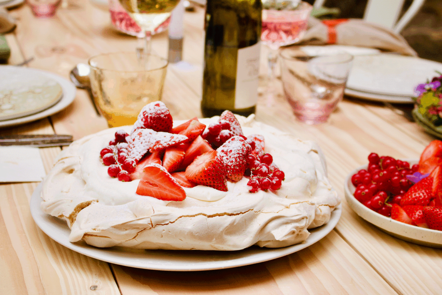 Pavlova med flødeskum, friske bær og flormelis