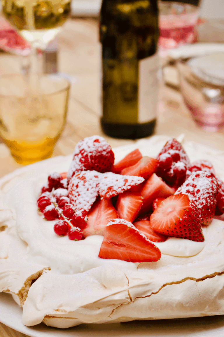 Pavlova med flødeskum, friske bær og flormelis