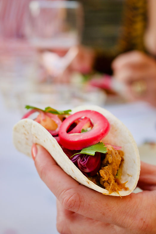 Tacos med pulled pork og syltede rødløg
