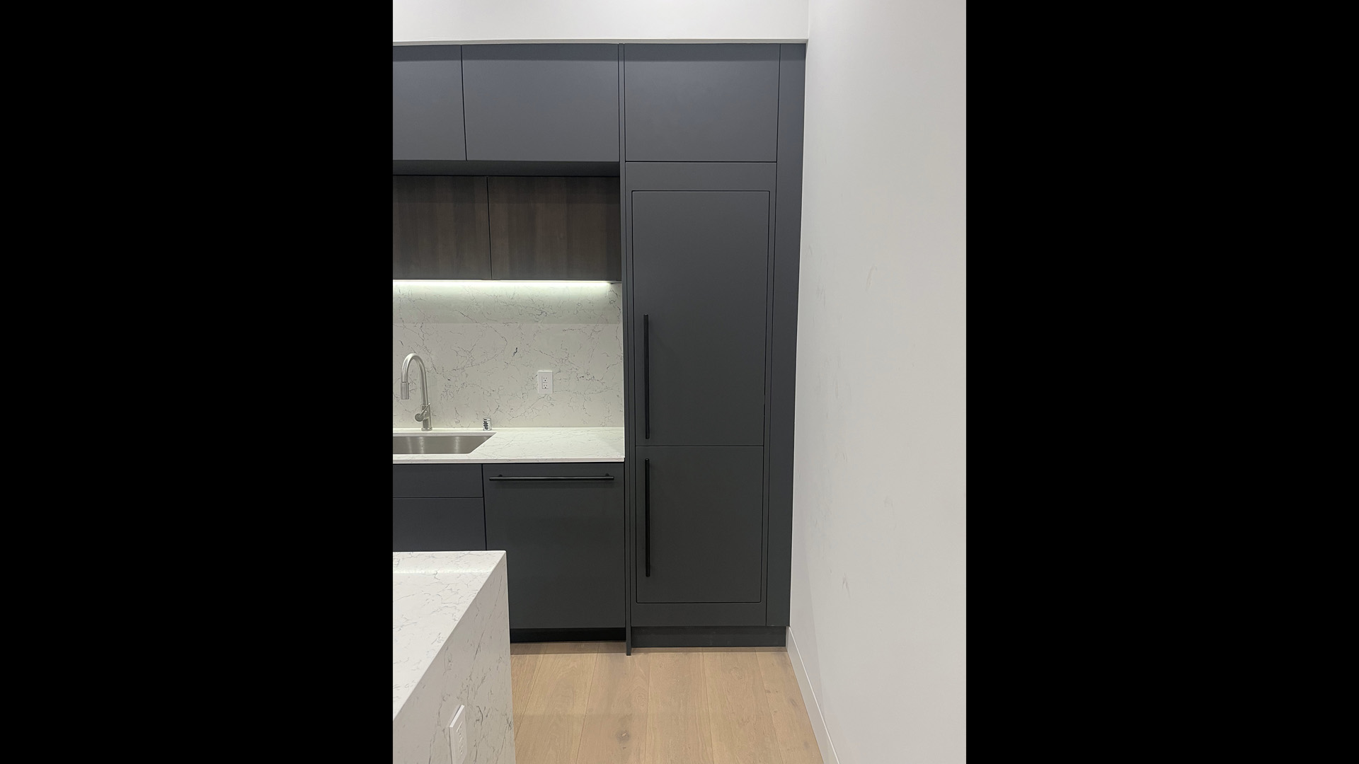 01_Glossy_White_Slab.jpg
