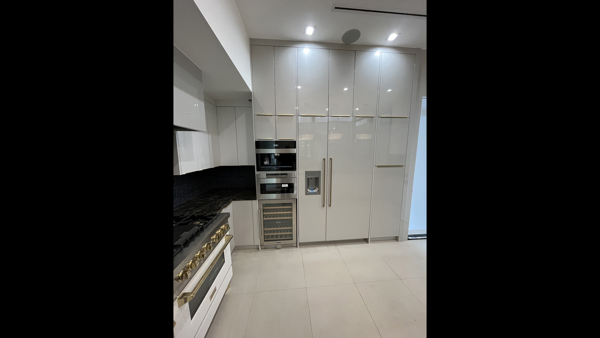 01_Glossy_White_Slab.jpg