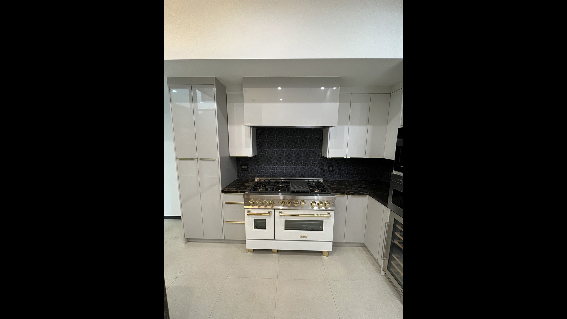 01_Glossy_White_Slab.jpg