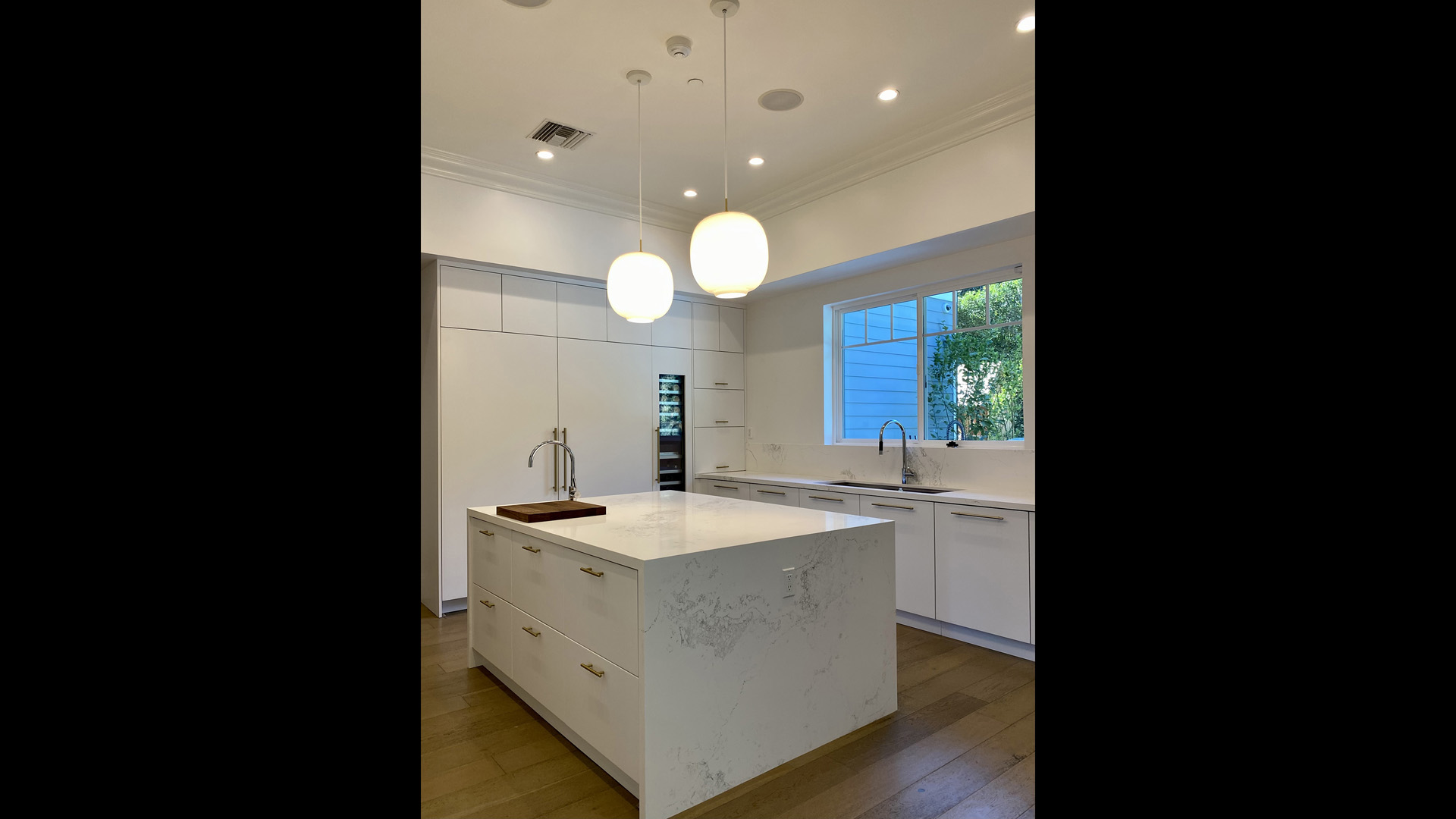 01_Glossy_White_Slab.jpg