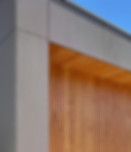 Bâtiment tertiaire avec matériaux métal et bois en façade