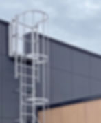 Échelle de secours en aluminium sur l'extérieur d'un bâtiment industriel