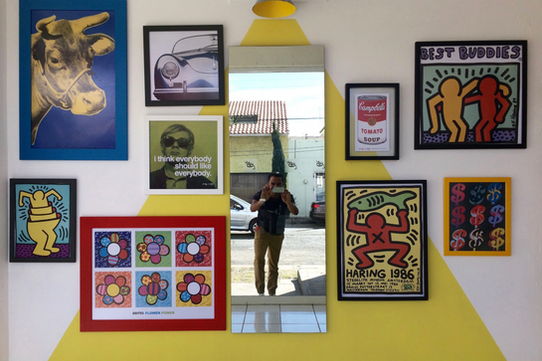 Inspiración para tu galería en casa: descubre obras de arte pop enmarcadas profesionalmente con variados perfiles finos de madera fina y metal de diMARCO. Una muestra de acabados artesanales en San Luis Potosí.