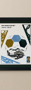 Marco negro de madera maciza hecho a mano con marialuisa oscura, de perfil totalmente plano y sin caja de sombra. Exhibe el póster oficial ilustrado del FIFA World Cup 26 de Vancouver, destacando la calidad y el acabado del trabajo manual.