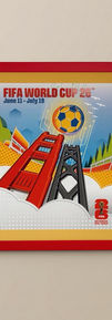 Marco rojo de madera maciza hecho a mano, de perfil plano y sin caja de sombra, exhibiendo el póster oficial de la Copa Mundial de la FIFA 26 de la Bahía de San Francisco. Destaca el ensamblado tradicional y la textura natural.