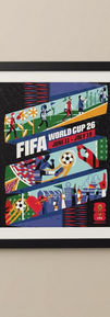 Marco negro de madera maciza fabricado a mano, de perfil totalmente plano y sin caja de sombra. Exhibe el póster oficial ilustrado del FIFA World Cup 26 de Kansas City, resaltando el trabajo artesanal en madera.