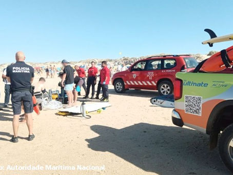 JOVEM SURFISTA AUXILIADO EM PRAIA DE PENICHE APÓS SOFRER ACIDENTE COM A PRANCHA