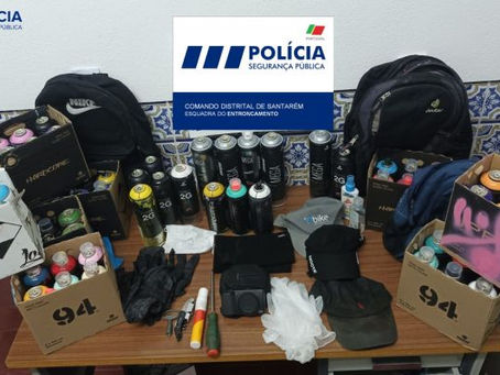 PSP DETEVE 4 INDIVÍDUOS QUE GRAFITAVA SEM AUTORIZAÇÃO AS OFICINAS DA CP NO ENTRONCAMENTO