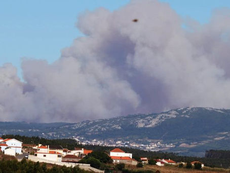 QUASE 500 BOMBEIROS CONTINUAM A COMBATER INCÊNDIO NA SERRA DE MONTEJUNTO 