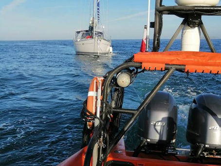 ESTAÇÃO SALVA-VIDAS DE PENICHE AUXÍLIA TRIPULANTES DE VELEIRO A OESTE DO CABO CARVOEIRO