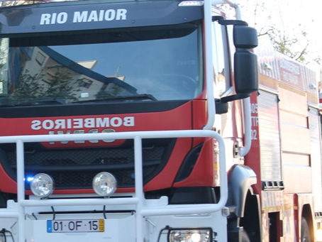 BOMBEIROS DE RIO MAIOR COMBATEM INCÊNDIO EM ANEXO DE AVIÁRIO NA PORTELA DE TEIRA 