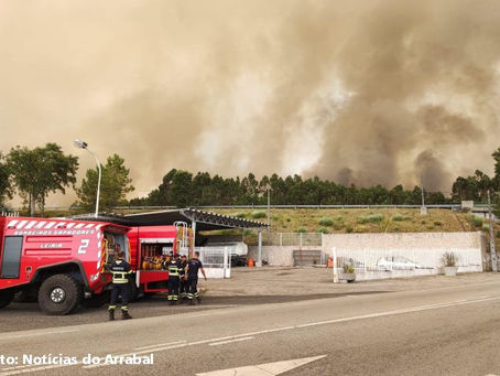 DOIS INCÊNDIOS NA REGIÃO DE LEIRIA MOBILIZAM QUASE 400 BOMBEIROS
