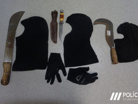 PSP DE PENICHE DETEVE 3 JOVENS POR POSSE ILEGAL DE ARMAS PROÍBIDAS