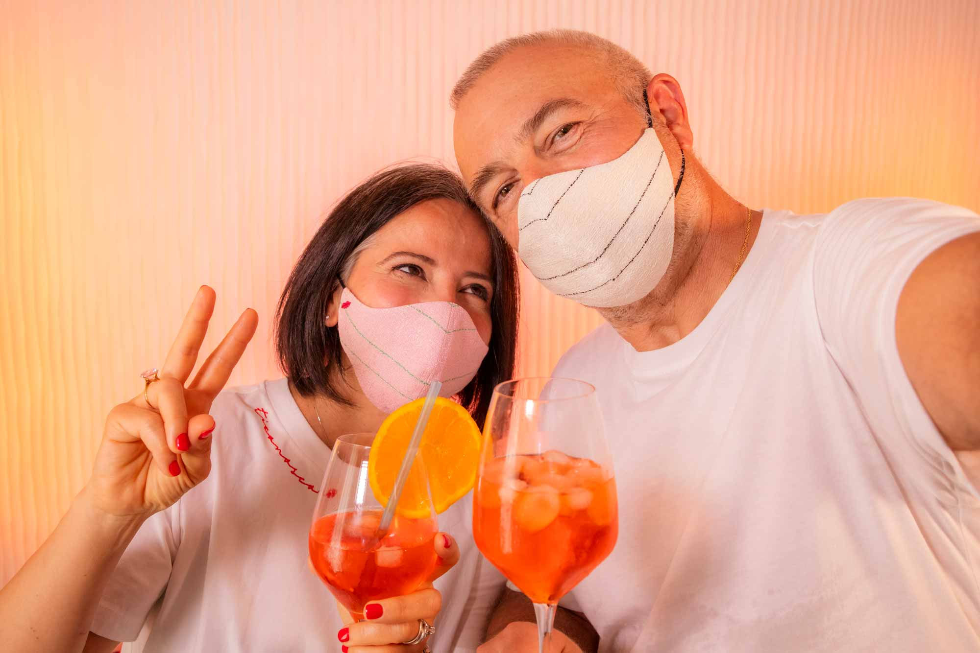 Mascherine protettive in tela di cotone fatte a mano. Rivestimento e filtro antigoccia. Lavabili e riutilizzabili.