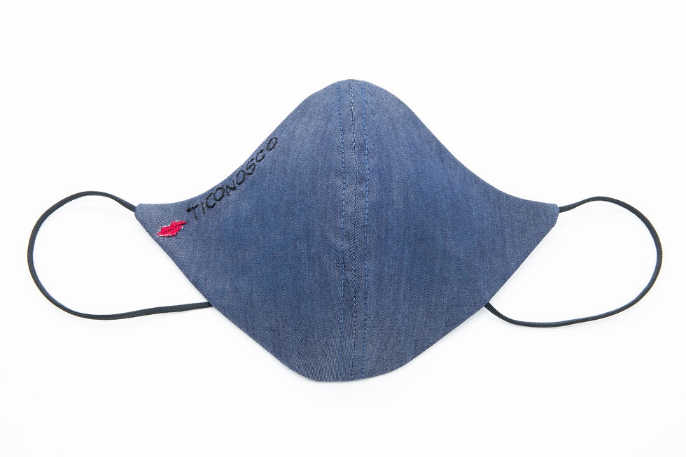 Mascherina uomo/unisex in jeans blu scuro con scritta TI CONOSCO e bocca ricamata a mano