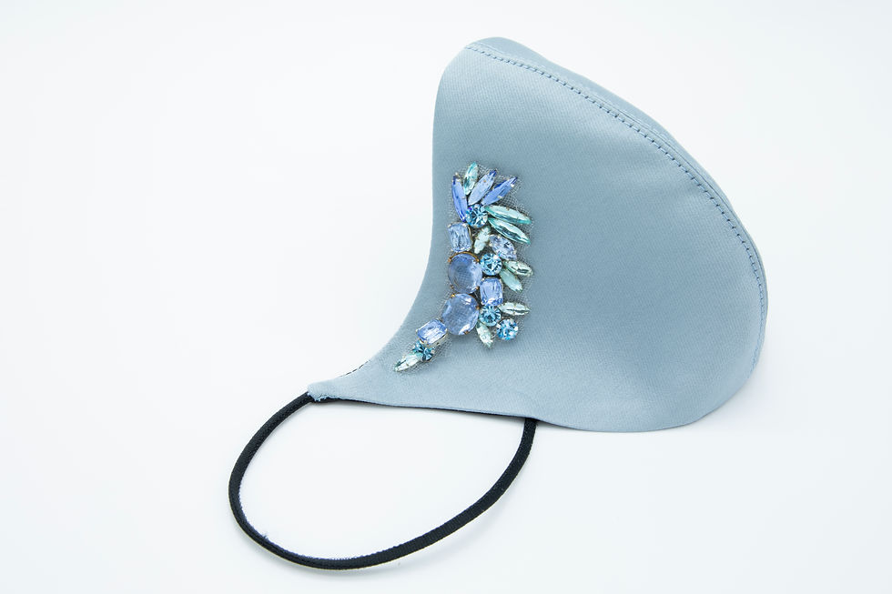 Miniatura: Mascherina protettiva elegante da cerimonia in Seta Mikado Scuba azzurra con ricamo di Swarovski